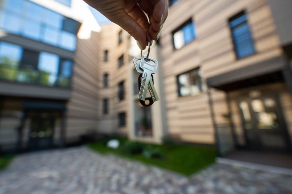 Gutachter erstellt Beleihungswertgutachten und übergibt Schlüssel vor dem Haus