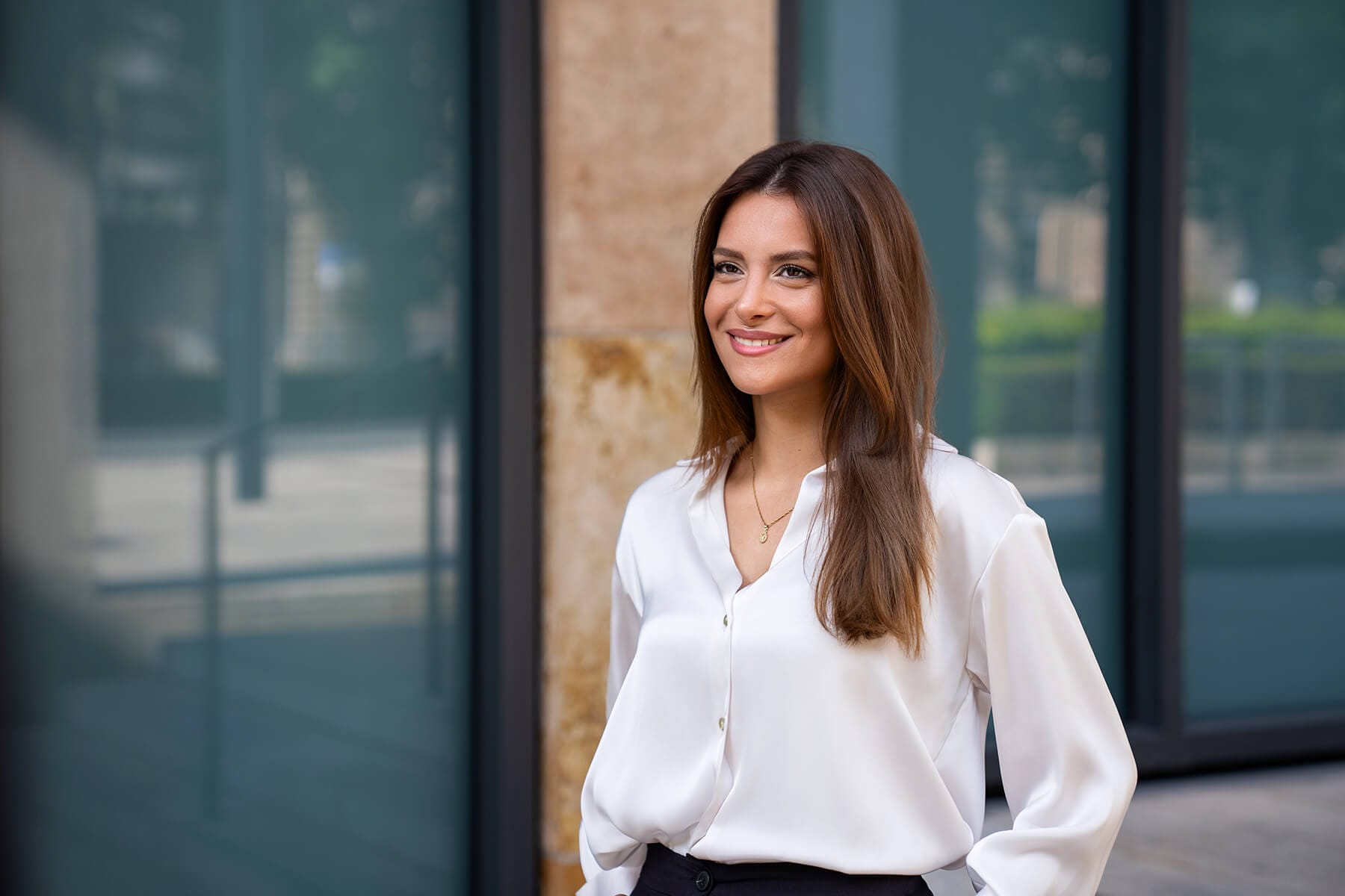 Katrin Yalaza, Sachverständige für Immobilien lächelt in die Kamera