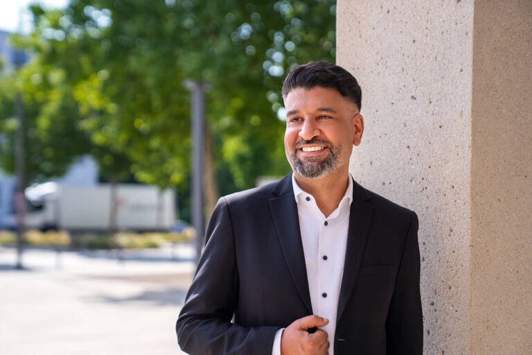 Rachid Aarab, Immobilienberatung lacht freundlich in die Kamera.